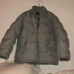  - Ljus/pastell blå pufferjacket. Det står att det är XXL i jackan men den är lite oversized på mig som har s/m så jag gissar att den är en M/L