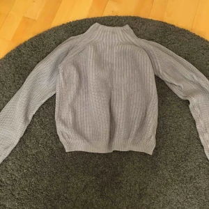  - Grå stickad polo tröja, nästan inte alls använd