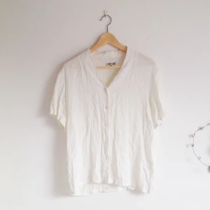  - Benvit blus/skjorta i något fint tyg, den känns sval mot huden. Jättefin!