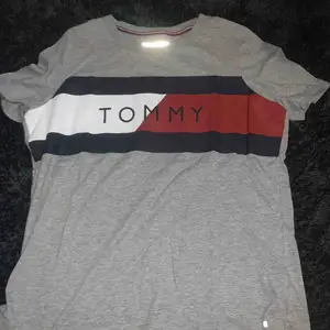 Tommy t-shirt  Bra skick  Mer som large  Äkta. 