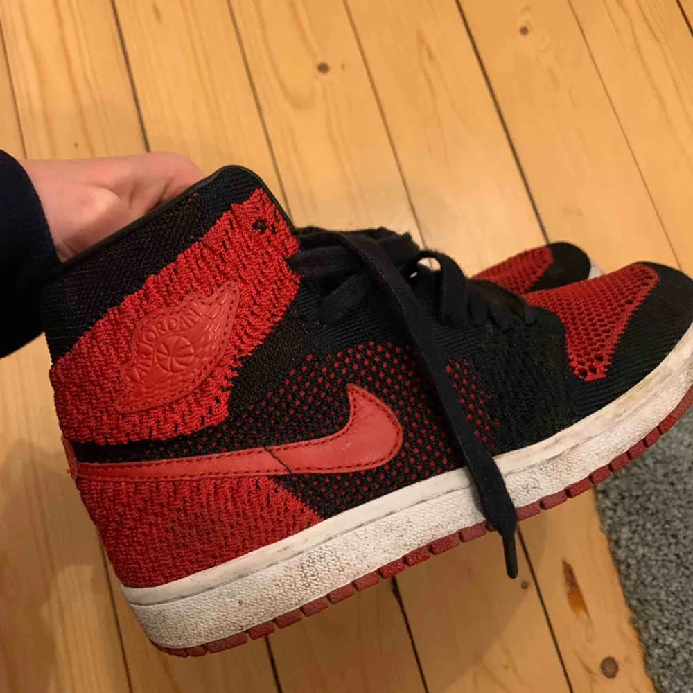 Jättefina Air Jordan 1’s Retro Flyknit som tyvärr inte kommer till användning. Använda men i fint skick! 🦄  . Skor.