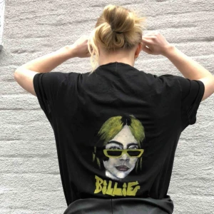  - Svart t-shirt med handmålat billie eilish motiv!  Passar XS-L Modellen är vanligtvis en XS Färgen går inte bort i tvätten Tröjan är uringad och har inget motiv framtill💞