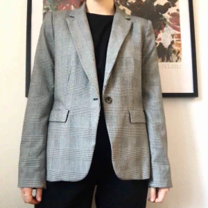  - Rutig kavaj från ZARA. Använd en/två gånger så är i jättebra skick! Storleken är L men skulle säga att den passar en XS-M beroende på hur man vill att den ska sitta. Jag är en S på bilderna. 