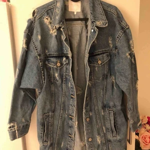 Jeans Jacka - Snygg sliten jeans jacka från ZARA!  Är i snyggt skick, jackan passar till allt.  Om ni har frågor så är det bara och fråga 😊