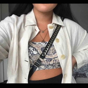  - Linneskjorta från ZARA som är kortare i modellen