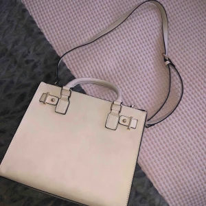  - En nude rosa väska som är oanvänd fick present av en gammal vän och den används inte då jag har massa andra som används