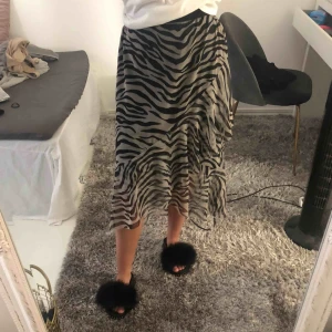  - Jättefin kjol i mesh material. Inte använd mycket alls, så mycket bra skick. Kan skicka fler bilder om det önskas.