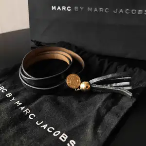 Supersnyggt läderarmband från Marc Jacobs. Totallängd på armbandet är 50cm och viras runt handleden, som sedan knäpps med hjälp av magneten under guldbrickan. Använd väldigt få gånger. Kan skickas om köparen betalar frakt. 