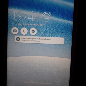 Asus surfplatta med simkort - Den har lite sprickor men inget som påverkar funktionen. Den är olåst så alla simkort funkar. Säljer bort den på grund av flytt. Nytt pris ca 4000kr. Jag säljer den för 1000kr + frakt men det går att diskutera. Skriv för mer info.