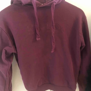  - Hoodie från NA-KD. Knappt använd. Storlek XS. Köparen står för frakten💕