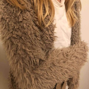  - Säljer denna Teddy koftan från GinaTricot! Aldrig använd. Säljer pga att den är för liten. Verkligen super mysig och härlig.  Kan mötas upp i Lund annars står ni själva för frakten! 