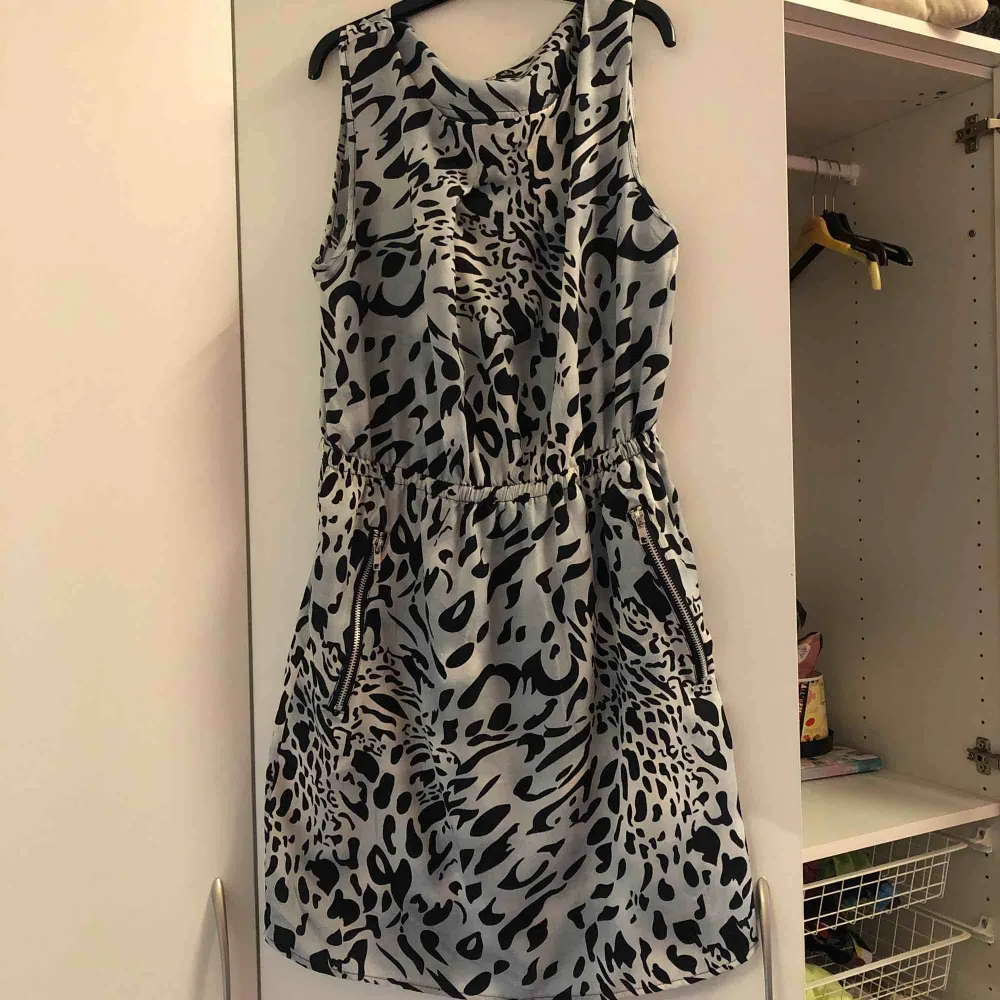 Fin grå klänning med leopard mönster och två fickor på framsidan. Aldrig använd.  Storlek 34/36 men är nästan lite stor för mig som använder xs/s. Klänningar.