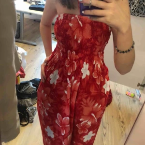  - Fin röd sommar klänning med blommar på. Passar perfekt till stranden