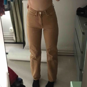  - Balla byxor från weekday i modellen row, så balla och fin modell men de är tyvärr för tajta runt låren:(