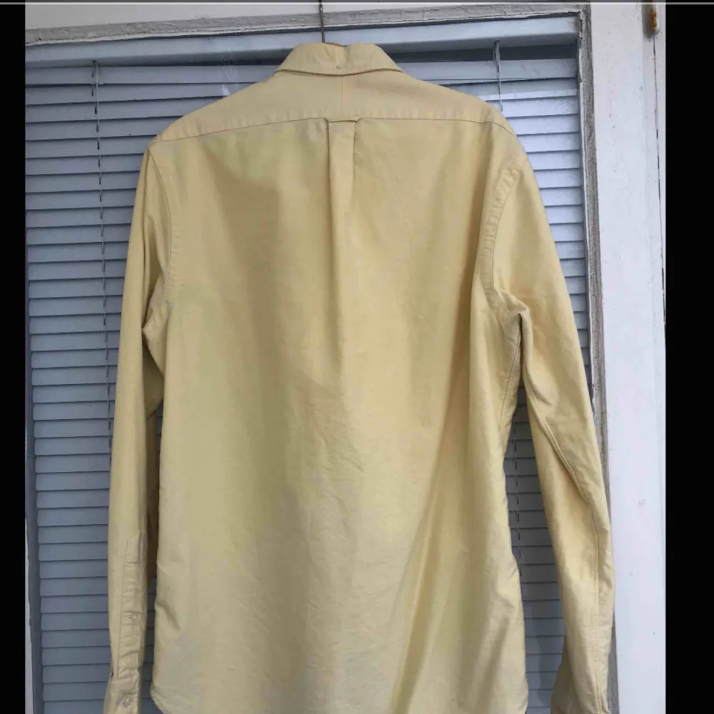 En nästintill oanvänd Ralph Lauren skjorta säljes. Strl: L (slim fit), givetvis äkta.  Vid skickad vara, tillkommer det frakt på 55kr. Bildbevis samt kvitto skickas även. #skjorta #. Skjortor.