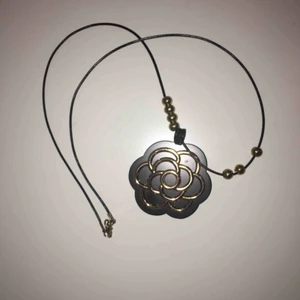  - Säljer halsband för 25:-  Material - av metall 