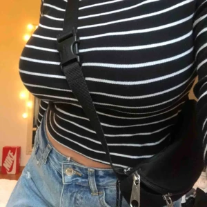  - Super skön croppad tröja! Passar alla storlekar för den är stretchig. Materialet är jätte mysigt och är snyggt till det mesta ✨