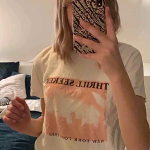  - Snygg vit t-shirt med tryck från Gina. Använd några gånger men i väldigt bra skick. 👍🏼👍🏼 frakt tillkommer 