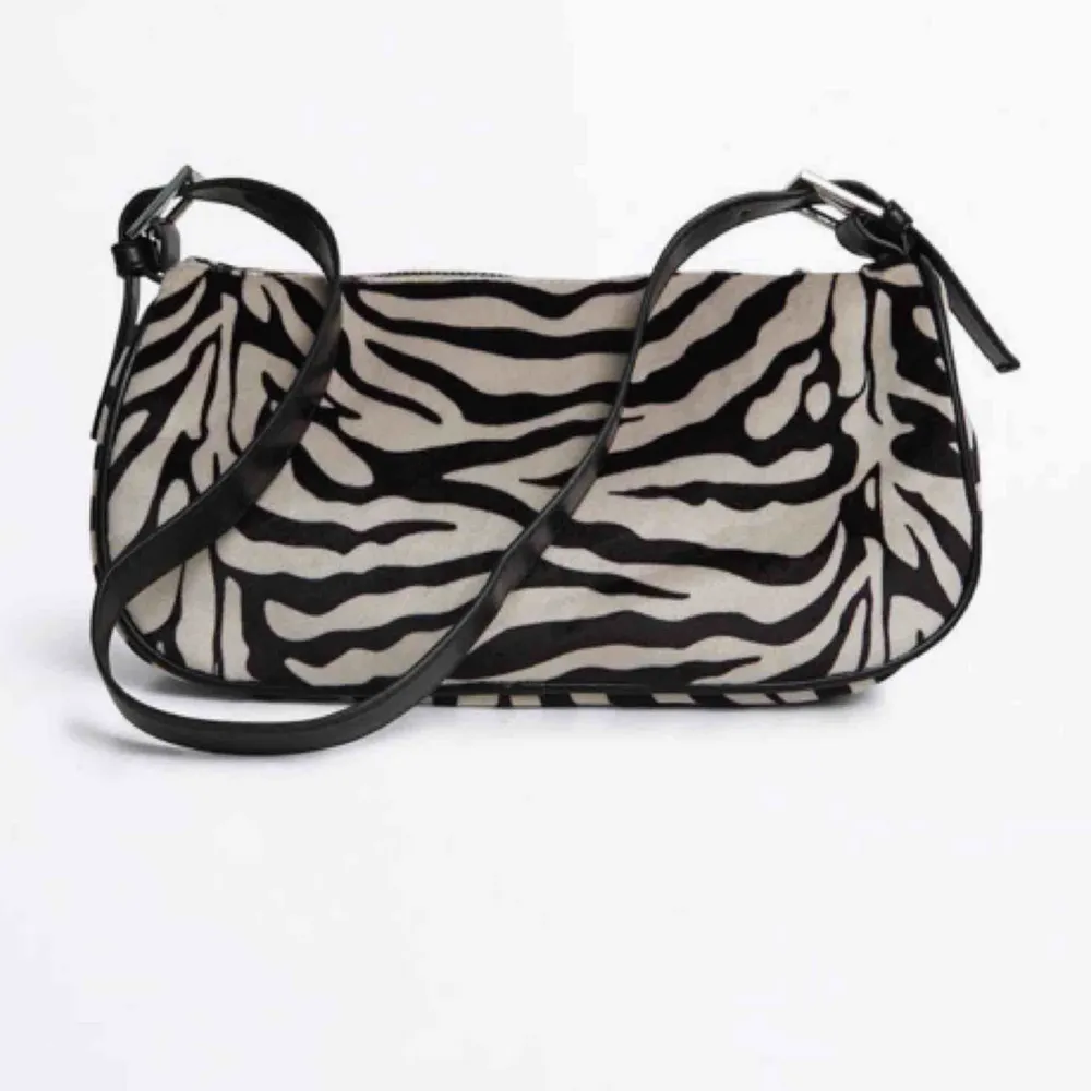 (lånade bilder) Söker efter denna väska med zebra mönster !! Skriv !! 🦋. Accessoarer.