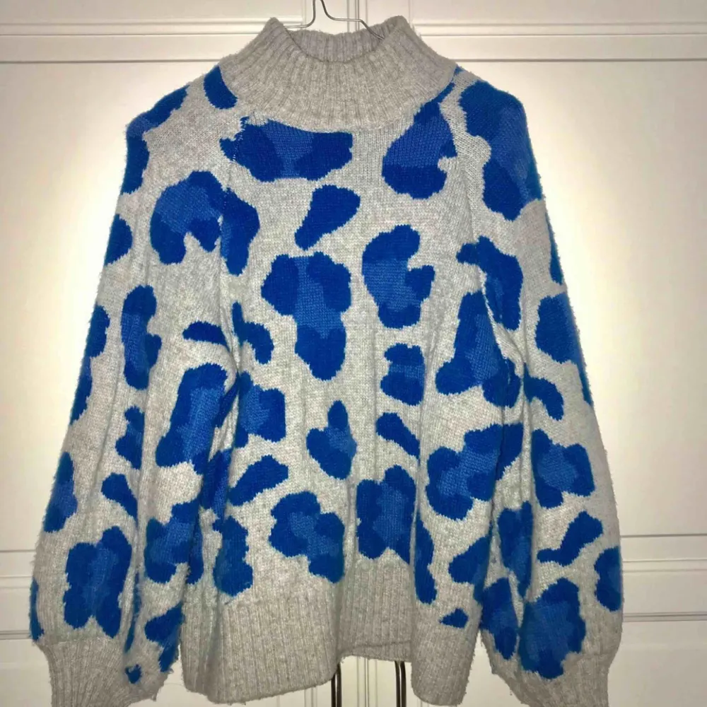 OBS: lånade bilder!  Jätteskön skickad tröja från HM i ett super snyggt mönster. Inte alls mycket använd så i nyskick!  150kr + frakt 🧚🏼‍♀️🧚🏼‍♀️🧚🏼‍♀️. Stickat.