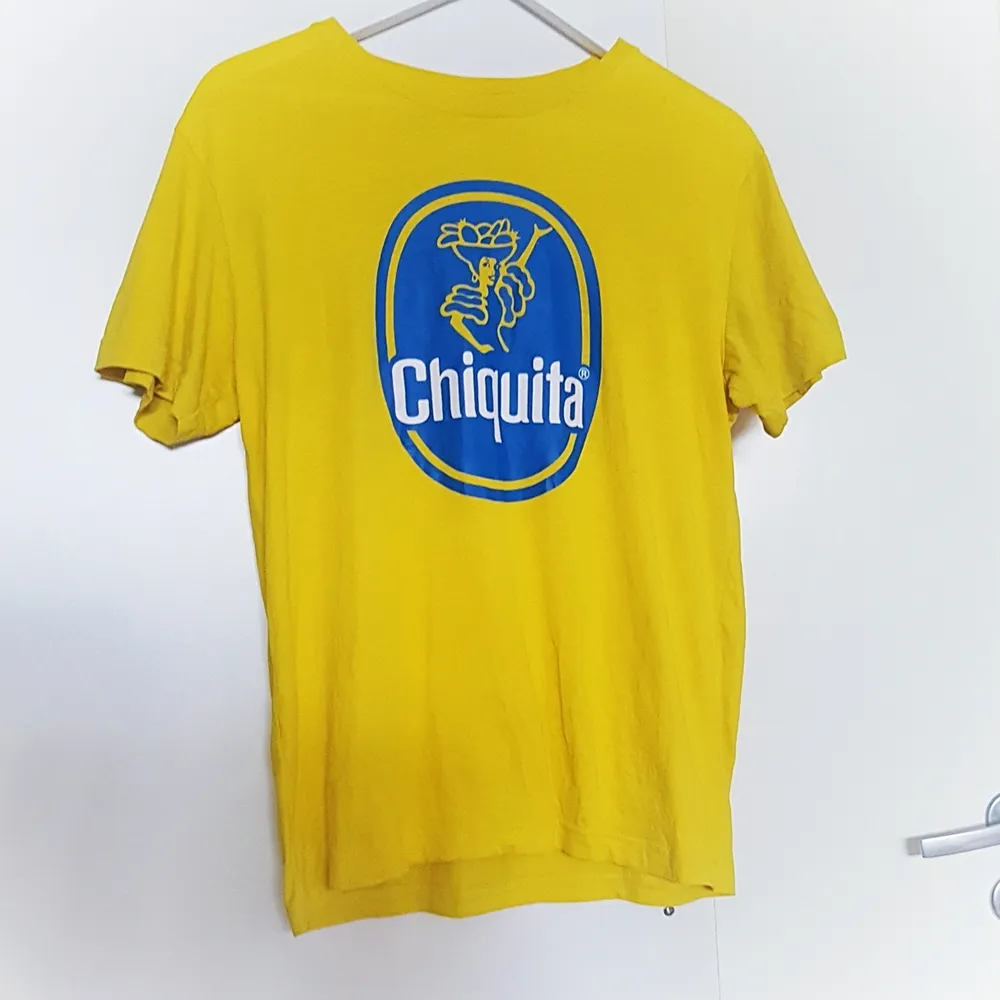 Högsta bud: 140 kr inkl frakt. Gul chiquita banana t-shirt. Storlek M, köpt på secondhand, i mycket fint skick! Om flera är intresserade så blir det budgivning❤. T-shirts.