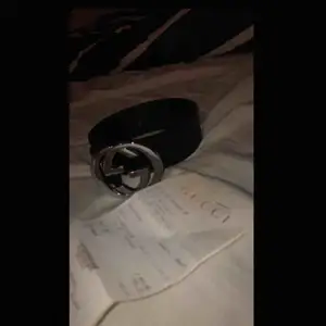 Säljer mitt Äkta Gucci skärp då jag köpt ett nytt skärp. Bra kvalitet, lite utslitet vid yttersta hålet. Äkta Gucci skärp köpt för 3000kr, kvitto finns, sålt orginalboxen. Priset kan diskuteras, möts upp Sandviken/Gävle. Skriv för frågor, Onesize.