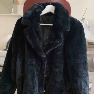  - Oanvänd mörkblå fuskpäls jacka 