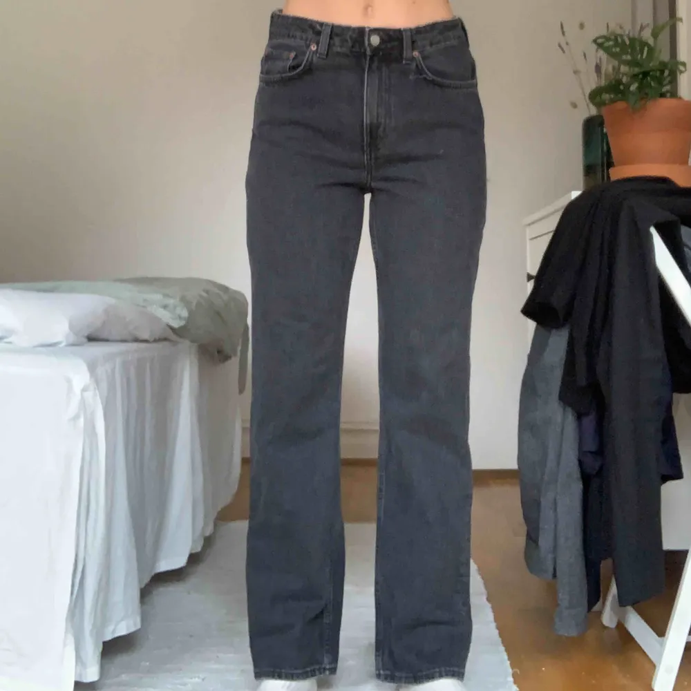 Superfina jeans från Weekday i modellen Voyage. Möts upp i Malmö eller skickas mot frakt 🌹 OBS katt finns i hemmet. . Jeans & Byxor.