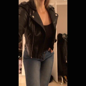  - skit snygg skinnjacka från hm, använd men inget fel på den, nästan som ny, kort i modellen vilket är skitsnyggt, inga fickor. nypris: 400kr köparen står för eventuell frakt 