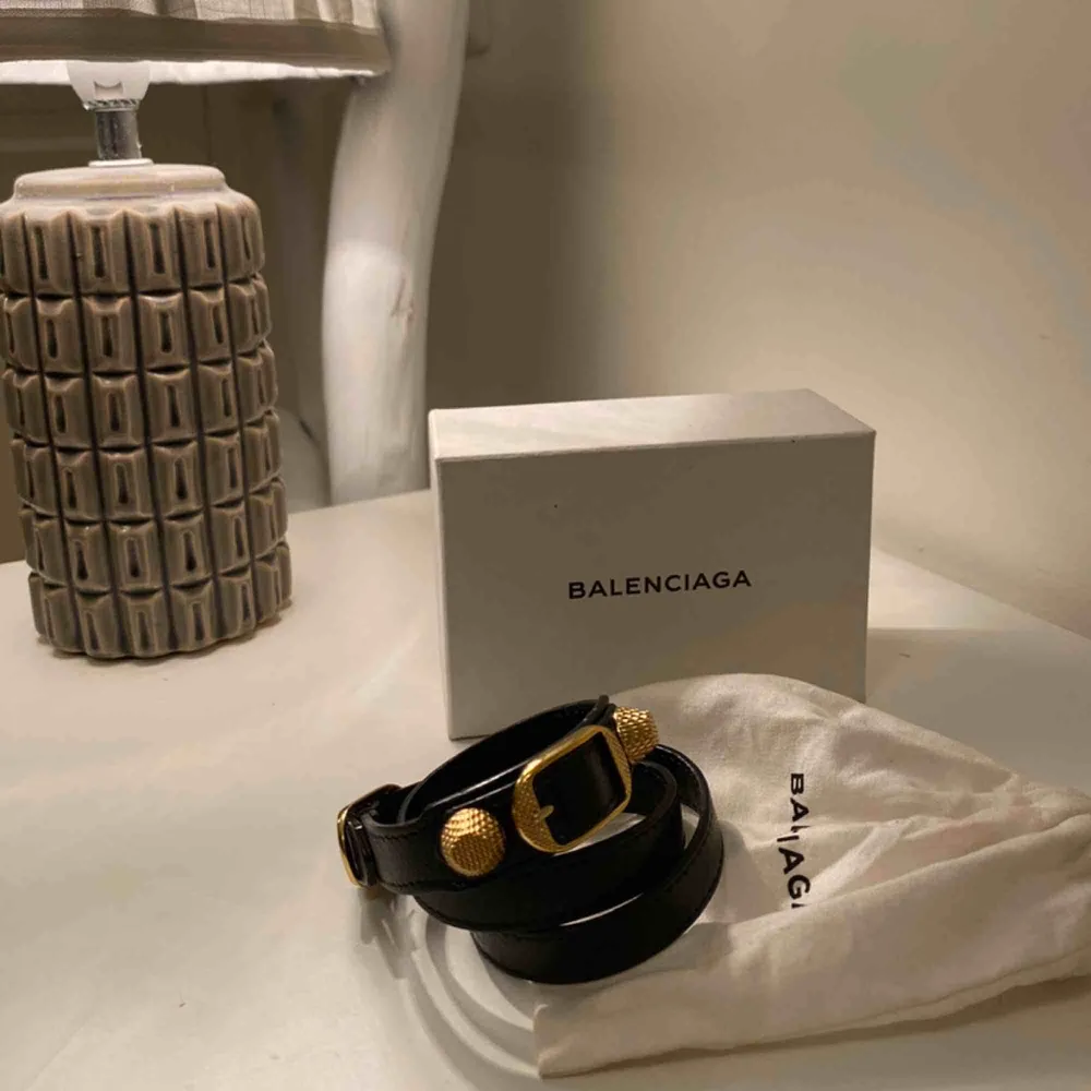 Jag säljer mitt ”Balenciaga giant leather bracelet” Mycket skonsamt använt. Svart läder med guldiga detaljer. Armbandet är köpt ifrån Mytheresa.com (13.09.17) och kvittot finns kvar, meddela vid intresse. Priset gäller exlu frakt.. Accessoarer.