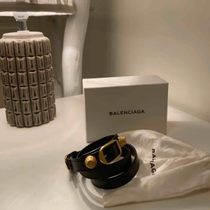  - Jag säljer mitt ”Balenciaga giant leather bracelet” Mycket skonsamt använt. Svart läder med guldiga detaljer. Armbandet är köpt ifrån Mytheresa.com (13.09.17) och kvittot finns kvar, meddela vid intresse. Priset gäller exlu frakt.
