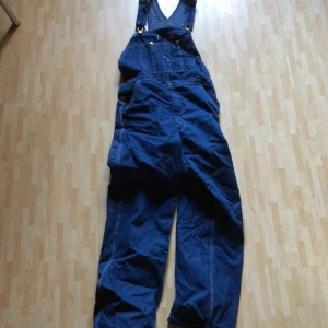  - Dickies workpants, passform pösig som faaaaan men dem är extremt luftiga o mysiga mvh 