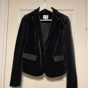  - Jättefin sammets kavaj i storlek 34 från Vila Clothes. Använt 1 gång  