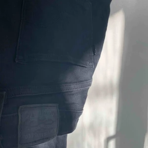  - Ett par Levis stuprör jeans i färgen svart! Stretchiga! Ett litet hål på ena knät⚡️