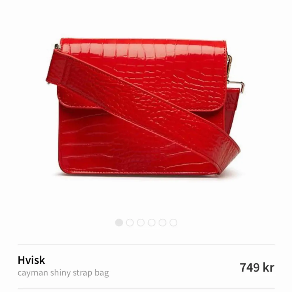 Säljer min röda väska från Hvisk. Använd men i bra skick!! Köparen står för ev frakt 🌟. Väskor.