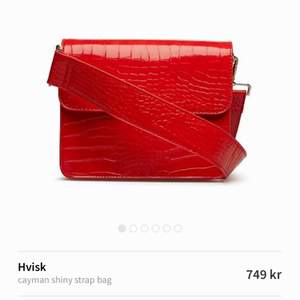 Säljer min röda väska från Hvisk. Använd men i bra skick!! Köparen står för ev frakt 🌟
