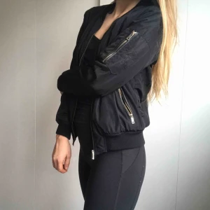 Bomberjacka - Svart bomberjacka med silver dragkedjor. Bra skick! 