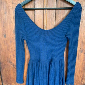  - Jättesöt klänning i blått rubbat tyg. Vet varken storlek eller märke så lapp är bortklippt men skulle gissa på en s. Aldrig använd🥰