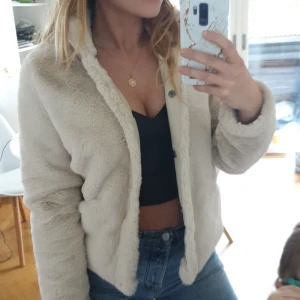 Jacka only  - Jättefin och mjuk jacka från only, typ nästan aldrig advänd, priset ingår frakten.