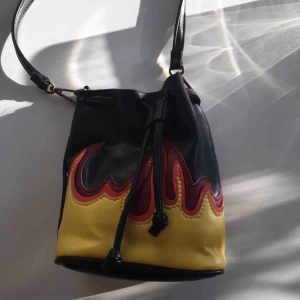  - väska med flammor i läderimitation från bikbok. oanvänd!