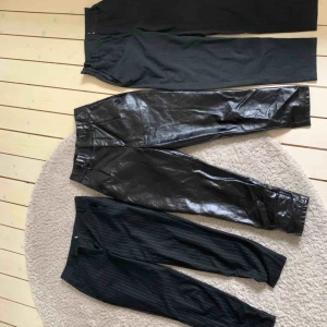  - De gråa byxorna är storlek 36. Resten är 38