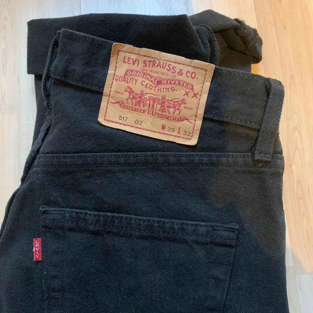 Säljer dessa Levis jeans som jag har köpt här på Plick då dom tyvärr är för små för mig🌸 kan mötas i Uppsala annars står köparen för frakt🌸. Jeans & Byxor.