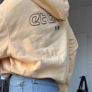  - Gul Hoodie med tryck på baksidan 