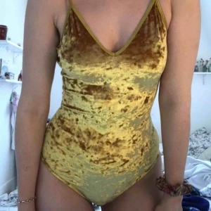  - Jag säljer en guldig sammets-body. Köparen står för frakt och betalning sker via swish!🥰