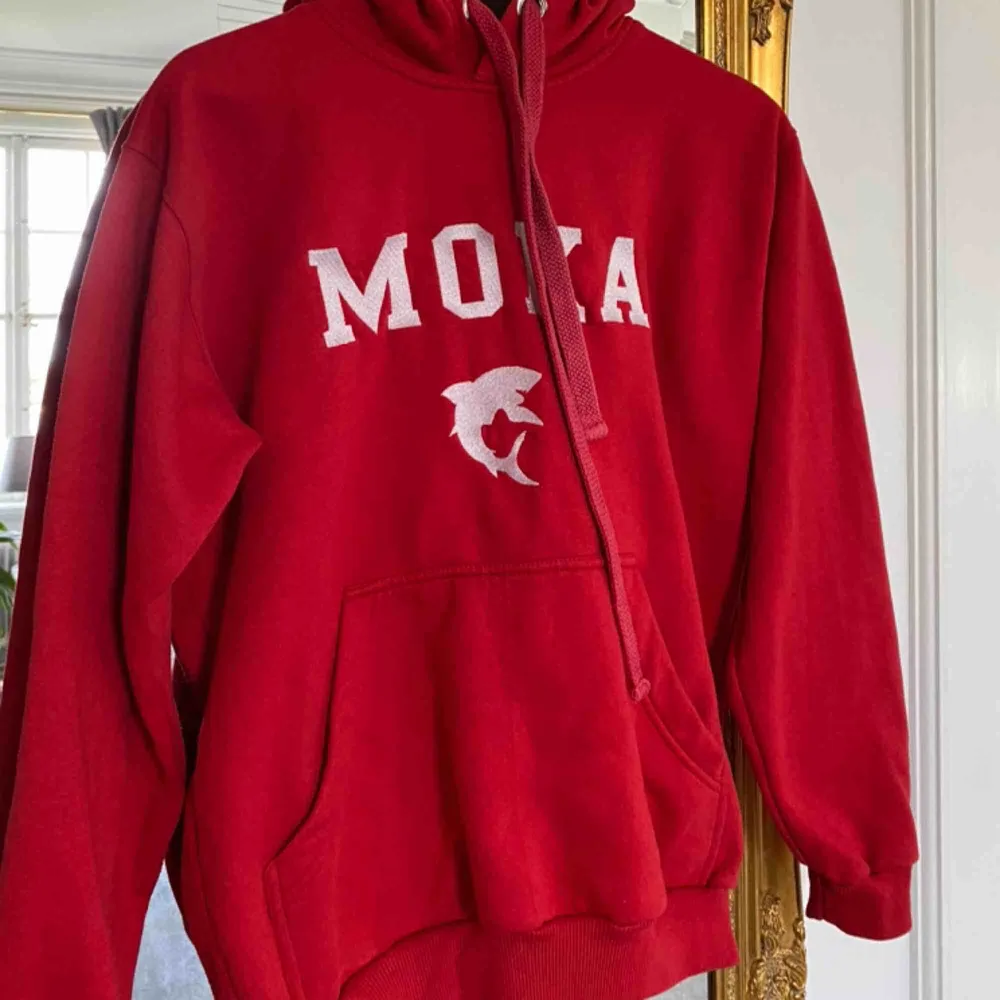 Cool Röd hoodie köpt second hand. Den är i bra skick och endast använd ett fåtal gånger. Säljer då den inte kommer till användning.  Skriv gärna för fler bilder eller frågor. Frakt tillkommer om inte annat har bestämts.. Hoodies.