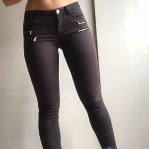  - Väldigt bekväma gråa byxor från ZARA.  Silvriga dragkedjsdetaljer framtill samt nere vid fötterna.   Storlek 36.  Köparen står för porto. 