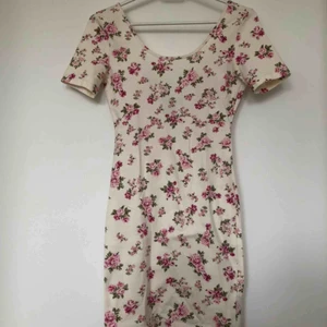  - Min älskade supergulliga klänning från Forever21. Den står som S, passar utmärkt på mig som e XS, väldigt stretchigt material så gissar att den funkar mellan XXS-S! 