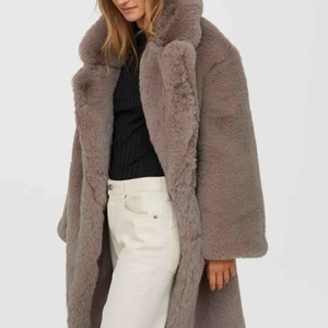  - Säljer den här pälspälsen från H&M i storlek S. Den är ny med prislapp. Nytt pris 999 kr.