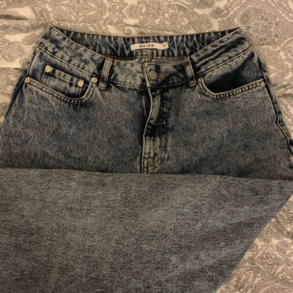 Fina jeans från NA-KD. Det är använda fåtal gånger så är som nya. Storlek 38 men passar nog också 36. Skriv om ni vill ha fler bilder, köparen står för frakten❤️. Jeans & Byxor.