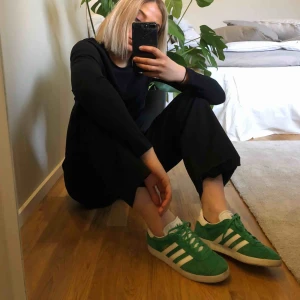  - Asballa skor från adidas! De är i storlek 37 1/3. Frakt tillkommer 💚💚